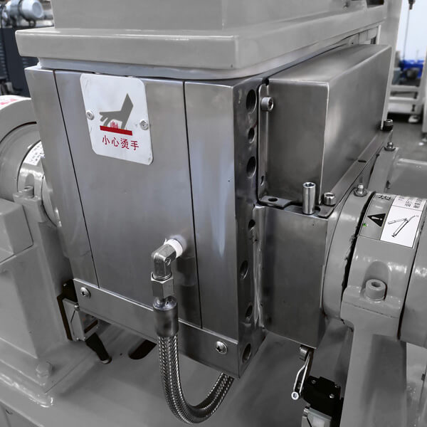 kneading machine's mixing chamber